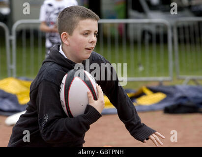 Les enfants s'amusent un peu au rugby pendant le Mela Festival, Kelvingrove Park, Glasgow. Banque D'Images