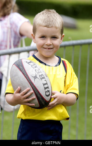 Les enfants s'amusent un peu au rugby pendant le Mela Festival, Kelvingrove Park, Glasgow. Banque D'Images