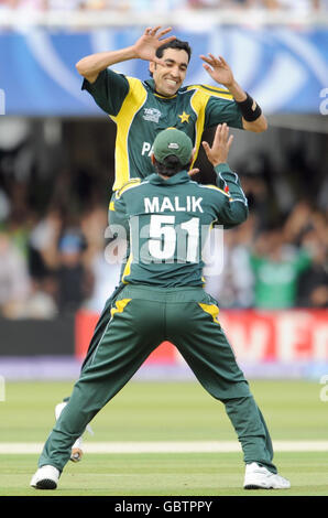 Umar Gul (ci-dessus), du Pakistan, célèbre le cricket de Chamara Silva, au Sri Lanka, lors de la finale du World Twenty20 de la CPI à Lords, Londres. Banque D'Images