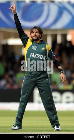 Le Shahid Afridi du Pakistan célèbre le cricket de Isuru Udana du Sri Lanka lors de la finale de la deuxième édition du World Twenty20 de la CPI à Lords, Londres. Banque D'Images