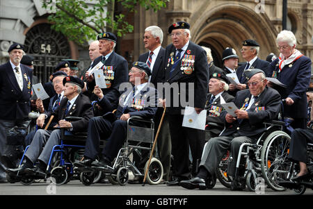 Les membres de l'Association des anciens combattants de Normandie chantent lors de la cérémonie de pose de couronnes au Cenotaph, à Whitehall, dans le centre de Londres, marquant le 65e anniversaire des Landes du débarquement de la Seconde Guerre mondiale, dans lesquelles ils se sont battus. Banque D'Images