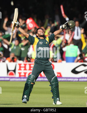 Le Shahid Afridi du Pakistan célèbre la victoire après avoir remporté les victoires lors de la finale du World Twenty20 de la CPI à Lords, Londres. Banque D'Images