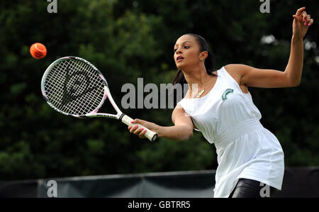 Singer Alesha Dixon joue au tennis sur le mini-court de Robinsons avant les championnats de Wimbledon 2009 au All England Lawn tennis and Croquet Club, Wimbledon, Londres. Banque D'Images