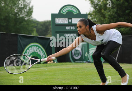 La chanteuse Alesha Dixon joue au tennis sur le court de tennis Robinsons avant les championnats de Wimbledon 2009 au All England Lawn tennis and Croquet Club, Wimbledon, Londres. Banque D'Images