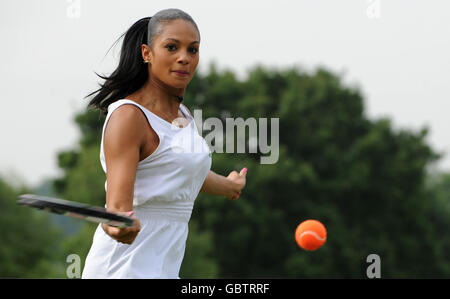 La chanteuse Alesha Dixon joue au tennis sur le court de tennis Robinsons avant les championnats de Wimbledon 2009 au All England Lawn tennis and Croquet Club, Wimbledon, Londres. Banque D'Images