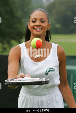 La chanteuse Alesha Dixon joue au tennis sur le court de tennis Robinsons avant les championnats de Wimbledon 2009 au All England Lawn tennis and Croquet Club, Wimbledon, Londres. Banque D'Images