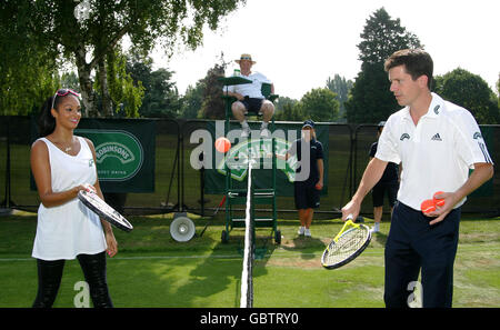 La chanteuse Alesha Dixon joue au tennis avec l'ancien numéro britannique 1 Tim Henman sur la mini court de Robinsons avant les championnats de Wimbledon 2009 au All England Lawn tennis and Croquet Club, Wimbledon, Londres. Banque D'Images