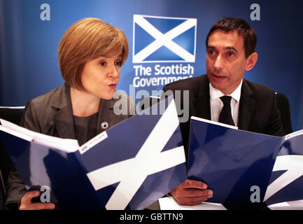 Nicola Sturgeon, secrétaire à la Santé, s'entretient avec le Dr Peter Anderson, consultant de la Santé mondiale, lors du sommet sur l'abus d'alcool à Édimbourg. Banque D'Images