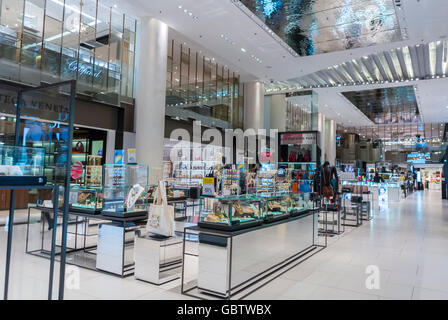 Paris, France, le printemps grand magasin, dans le centre commercial français, 'le Carousel du Louvre', intérieur, Accessoires de luxe, magasins modernes Banque D'Images