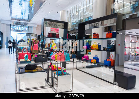 Paris, France, Grand magasin printemps, Centre commercial français, le Carrousel du Louvre, intérieurs, magasins modernes, stands d'accessoires de luxe Banque D'Images