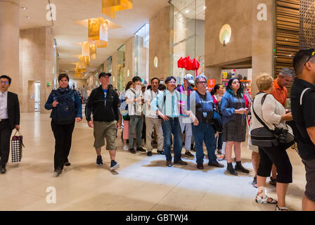Paris, France, grande foule, touristes chinois faisant la queue à l'entrée du musée du Louvre, du centre commercial français, du Carrousel du Louvre, de l'intérieur du hall, du musée du peuple asiatique Banque D'Images
