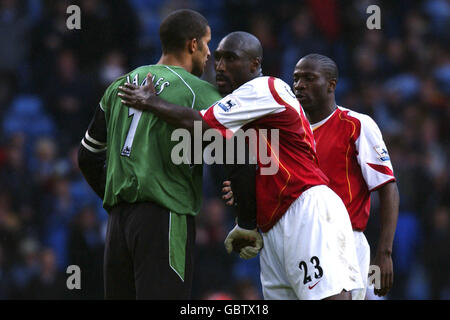 David James (l), gardien de but de Manchester City, et sol Campbell d'Arsenal secouez la main au sifflet final Banque D'Images