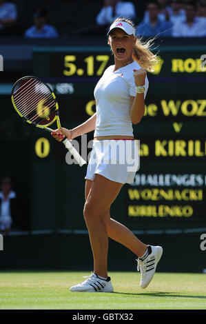 Caroline Wozniacki, au Danemark, célèbre sa victoire lors des championnats de Wimbledon 2009 au All England Lawn tennis and Croquet Club, Wimbledon, Londres. Banque D'Images