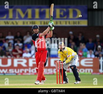 Cricket - Twenty20 Cup 2009 - North Division - Derbyshire / Lancashire - terrain de comté.Andrew Flintooff, de Lancashire Lightning, se batte lors du match de la coupe Twenty20 au County Ground, Derby. Banque D'Images