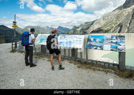 La Suisse, Swiss Alps, Bregaglia ValleyAlbigna lac et barrage ; signes Banque D'Images