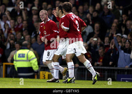 Wayne Rooney (l) de Manchester United est tout sourire Est félicité par les nouveaux coéquipiers Ryan Giggs (c) et Gary Neville (r) Banque D'Images