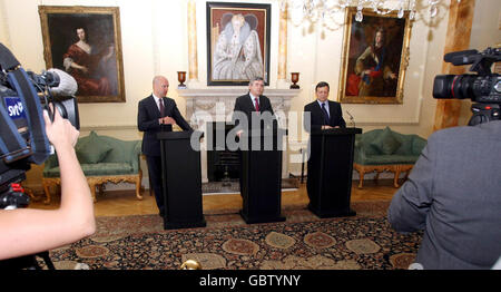 (Gauche - droite) le Premier ministre suédois Fredrik Reinfeldt, le Premier ministre britannique Gordon Brown et le Président de la Commission européenne José Manuel Barroso lors d'une conférence de presse tenue au 10 Downing Street.. Banque D'Images