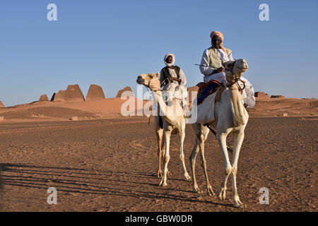 L'Afrique, Soudan, Nubie, nomad avec le dromadaire, des pyramides de Méroé en arrière-plan Banque D'Images