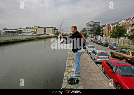 PHOTO AUTONOME. Le pêcheur urbain Alan Kiernan de Irishtown, Dublin pêche pour pollack le long de la rivière Ddder dans le centre-ville de Dublin. Pollack. Banque D'Images