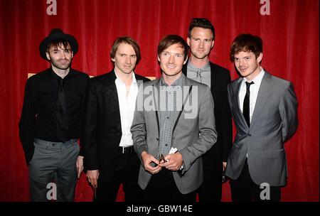 DaN Gillespie vend (au centre), Paul Stewart (deuxième à droite), Kevin Jeremiah (deuxième à gauche), Ciaran Jeremiah (à gauche) et Richard Jones du sentiment d'arrivée pour la première européenne des ennemis publics à l'Empire Leicester Square, Londres. Banque D'Images