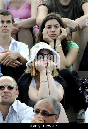 Les fans de tennis réagissent sur Murray Mount lorsqu'ils regardent Andy Murray jouer à Andy Roddick pendant les championnats de Wimbledon au All England Lawn tennis and Croquet Club, Wimbledon, Londres. Banque D'Images