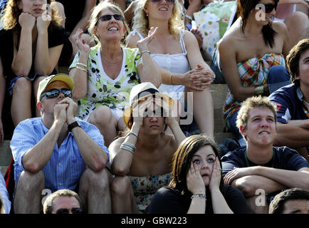 Les fans de tennis réagissent sur Murray Mount alors qu'ils regardent Andy Murray en action pendant les championnats de Wimbledon au All England Lawn tennis and Croquet Club, Wimbledon, Londres. Banque D'Images