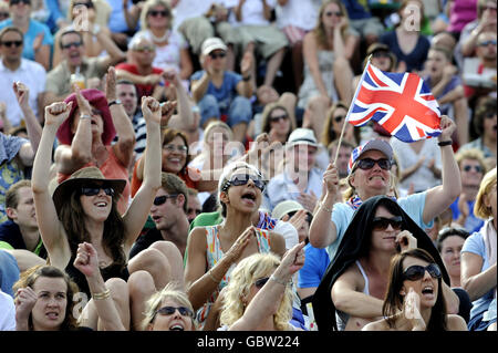 Les fans de Tenis sur Murray Mount regardent Andy Murray jouer à Andy Roddick pendant les championnats de Wimbledon au All England Lawn tennis and Croquet Club, Wimbledon, Londres. Banque D'Images