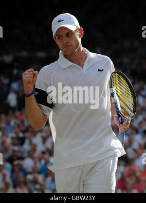 Andy Roddick des États-Unis célèbre son match contre Andy Murray de Grande-Bretagne lors des championnats de Wimbledon au All England Lawn tennis and Croquet Club, Wimbledon, Londres. Banque D'Images