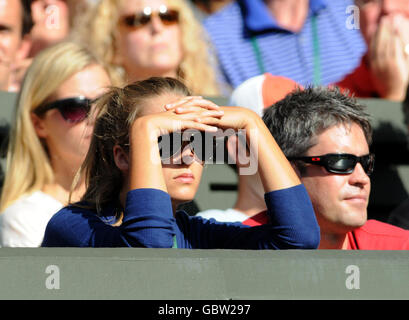 Kim Sears regarde Andy Murray sur le court du Centre pendant les championnats de Wimbledon au All England Lawn tennis and Croquet Club, Wimbledon, Londres. Banque D'Images