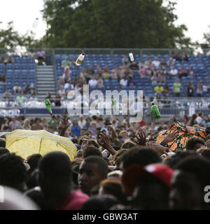 O2 Wireless Festival - Londres.Des bouteilles sont jetées par la foule au Wireless Festival à Hyde Park, dans le centre de Londres. Banque D'Images