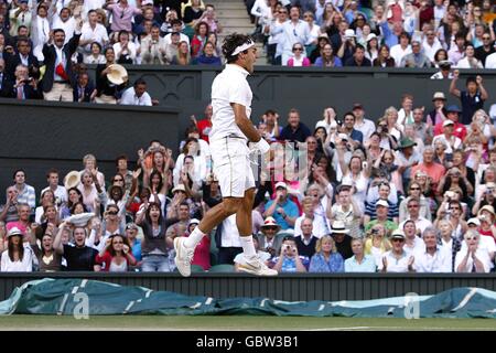 Roger Federer, de Suisse, célèbre la victoire de la finale des singles hommes contre Andy Roddick des États-Unis pendant les championnats de Wimbledon 2009 au All England tennis Club Banque D'Images