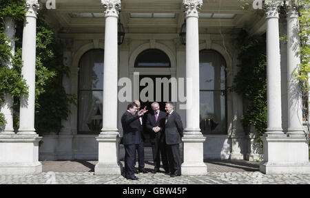 De gauche à droite. Taoiseach Brian Cowen, ministre des Affaires étrangères Michael Martin, premier ministre adjoint de l'Irlande du Nord Martin McGuinness et premier ministre Peter Robinson arrivent pour la dernière réunion du Conseil ministériel Nord-Sud à la Farmleigh House à Dublin. Banque D'Images