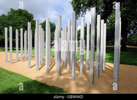 Le monument marquant des 52 personnes tuées lors des attentats du 7 juillet a été décrit comme « vraiment incroyable » par la fille d'une victime.Les éloges de Saba Mozakka sont venus lorsque les premières photos du mémorial, qui a coûté près d'un million, ont été publiées aujourd'hui avant le dévoilement officiel demain à l'occasion du quatrième anniversaire des attentats.Les victimes des attentats du 2005 septembre ont été commémorés par 52 colonnes en acier inoxydable, ou stèles, de trois mètres et demi de hauteur, érigées dans Hyde Park à Londres. Banque D'Images