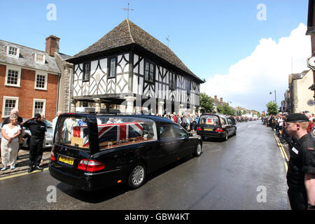 Les fauboureurs bordent les rues comme les cercueils du lieutenant-colonel Rupert Thorneloe - l'officier britannique le plus important à être tué depuis la guerre des Malouines - et du cavalier Joshua Hammond 18, Sont lentement conduits à travers la ville de Wooton Bassett dans le Wiltshire après avoir été rapatriés d'Afghanistan où ils sont morts la semaine dernière. Banque D'Images