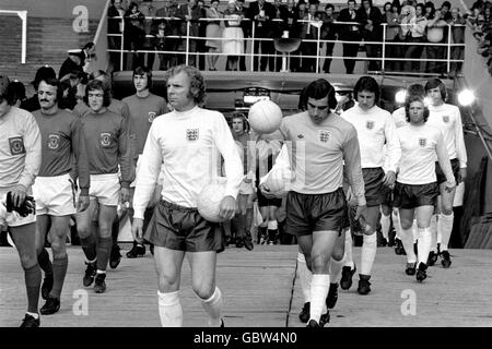 Le capitaine d'Angleterre Bobby Moore dirige ses coéquipiers avant le match. (Angleterre) Bobby Moore, Peter Shilton, Roy McFarland, Alan ball et Martin Peters Banque D'Images