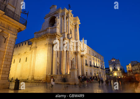 Photo de nuit du Duomo (cathédrale) à Piazza Duomo, Ortigia, Syracuse, Sicile, Italie Banque D'Images