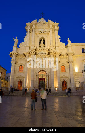Photo de nuit du Duomo (cathédrale) à Piazza Duomo, Ortigia, Syracuse, Sicile, Italie Banque D'Images