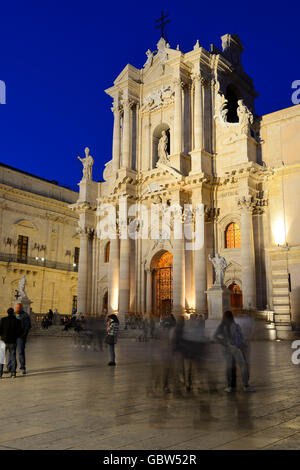 Photo de nuit du Duomo (cathédrale) à Piazza Duomo, Ortigia, Syracuse, Sicile, Italie Banque D'Images