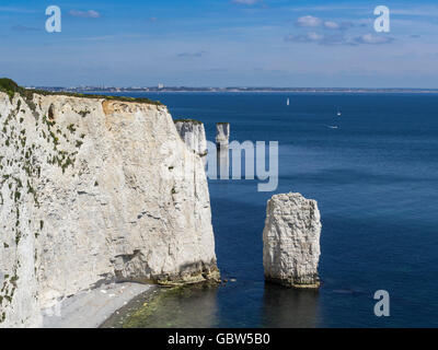 Les falaises de craie de Ballard vers le bas avec les pinacles pile dans la baie de Swanage, près de l'Handfast Point, à l'île de Purbeck, Dorset, UK Banque D'Images