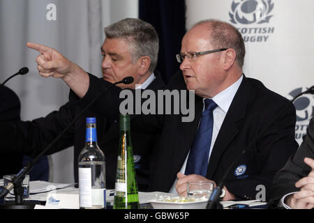 Malcolm Gillies (pointage) préside la réunion, avec le président actuel, Jim Stevenson à sa droite lors de l'assemblée générale annuelle de l'Union de rugby écossaise au stade Murrayfield, à Édimbourg, en Écosse. Banque D'Images