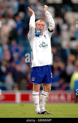 Soccer - FA Barclays Premiership - Portsmouth / Everton. Tony Hibbert d'Everton applaudit les fans Banque D'Images