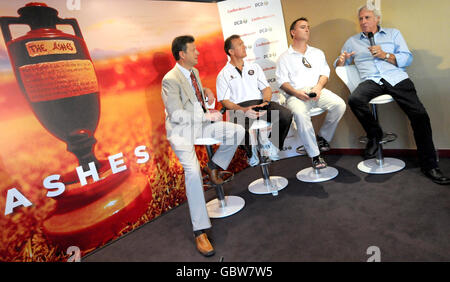 Charles Colville, Alec Stewart (deuxième à gauche) et Graham Thorpe (au centre) regardent Jeff Thomson (à droite) pendant le lancement de Ladbrokes Ashes au terrain de cricket de Lord's, Londres. Banque D'Images