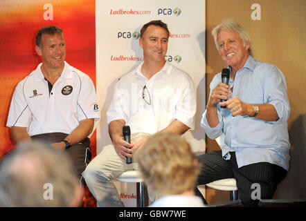 Alec Stewart (à gauche) et Graham Thorpe (au centre) regardent Jeff Thomson (à droite) pendant le lancement de Ladbrokes Ashes au terrain de cricket de Lord, à Londres. Banque D'Images