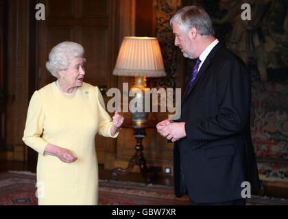 La reine Elizabeth II tient une audience avec le président de l'Écosse, Alex Fergusson, au Holyrood Palace d'Édimbourg. Banque D'Images