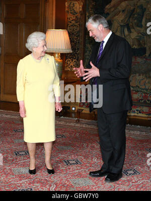 La reine Elizabeth II tient une audience avec le président de l'Écosse, Alex Fergusson, au Holyrood Palace d'Édimbourg. Banque D'Images