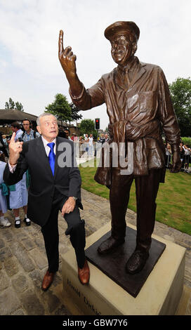 L'ancien juge-arbitre de cricket Dickie Bird se trouve à côté de la statue de lui-même, dévoilée dans sa ville natale de Barnsley. Banque D'Images