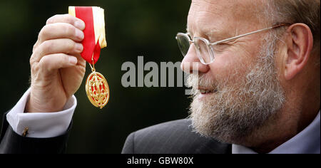 Sir Ian Wilmut avec sa chevalier après qu'il lui a été présenté par la reine Elizabeth II au Palais de Holyrood House, Édimbourg, Écosse. Banque D'Images