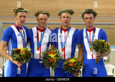 Cyclisme - Jeux Olympiques d'Athènes 2004 - poursuite par équipe masculine - finale.L'équipe de poursuite de la Grande-Bretagne (l-r) Bradley Wiggins, Steve Cummings, Paul Manning et Rob Hayles célèbrent avec leurs médailles d'argent Banque D'Images