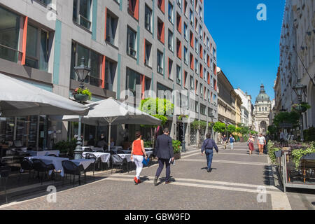 Scène de rue typique dans le centre de Budapest propose un mélange d'architecture moderne et traditionnelle. Banque D'Images