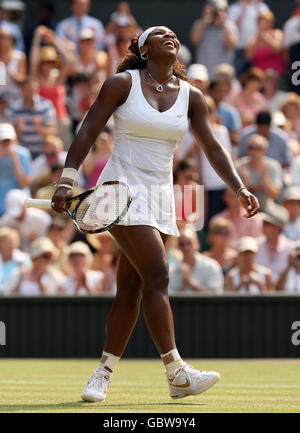 Tennis - Championnats de Wimbledon 2009 - dixième jour - le club de tennis et de croquet de pelouse de toute l'Angleterre.Serena Williams, aux États-Unis, célèbre son match de demi-finale contre Elena Dementieva, en Russie Banque D'Images